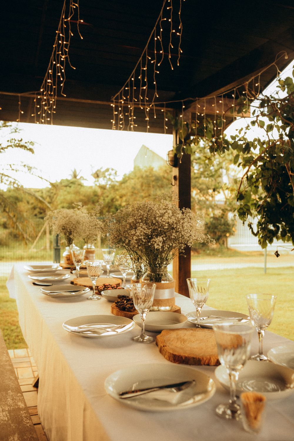 Mesa preparada para una celebración al aire libre